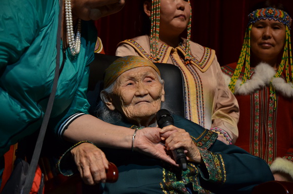 现场,布仁巴雅尔倾情演唱的《莫日格勒河《呼伦贝尔大草原》两首美